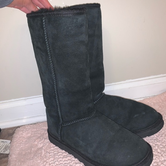 UGGS 🖤 - Picture 3 of 3